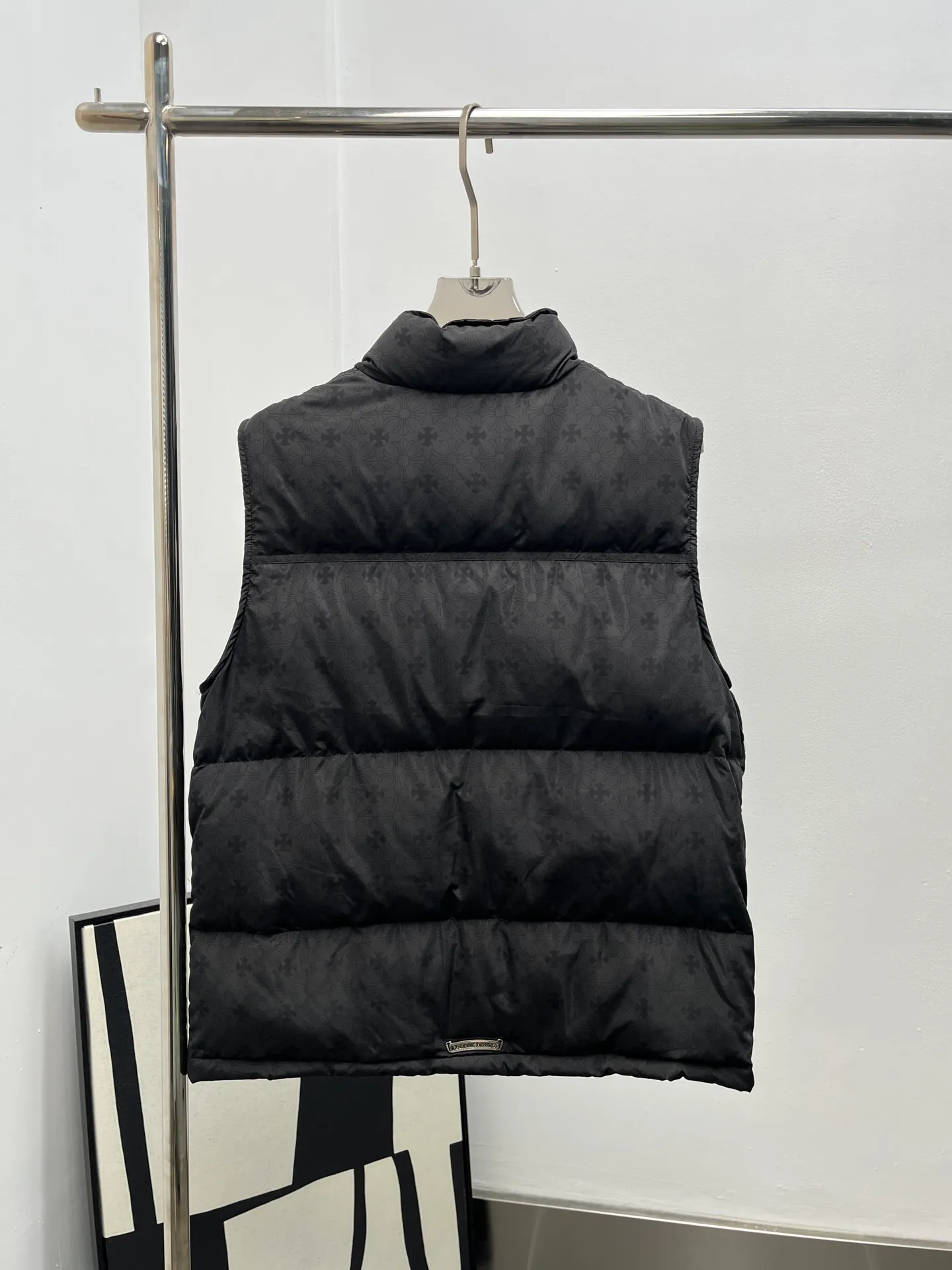 P810 Chorme heart* 25Fw new autumn and winter cross print down vest is an exclusive high-end version! The Chrome Hearts classic cross dark pattern is printed all over, which is low-key and has brand recognition. The black and white two-color suit different styles! The short silhouette + fluffy velvet can not only modify the body proportions, but also keep warm in winter; the stand-up collar design + metal snap placket, the details echo the dark luxury tone of the brand, and the metal pendant at the zipper is a finishing touch. It is an indispensable autumn and winter texture for fashionable people's wardrobe. Spot sale SML